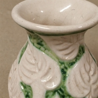 hvide blade grøn bund bornholmsk keramik vase genbrug